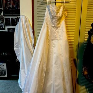 Brand new wedding dress - never even tried on!
